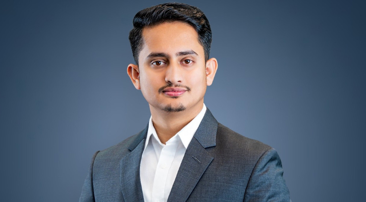 সফরসঙ্গীদের নিয়ে বান্দরবানে সারজিস আলম